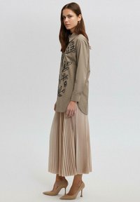 Touché Privé CONTRAST EMBROIDERED - Button-down blouse - beige