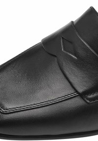 Sort læder slip-on sko med en tekstureret overflade, der har en glat rem og en diamantformet accent på overdelen, rund tådesign.