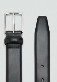 Czarny skórzany pasek z metalową, srebrną klamrą. Charakteryzuje się gładką fakturą, płaskim kształtem oraz kilkoma otworami do regulacji.