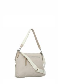 Beige Stofftasche mit strukturierter Oberfläche. Verfügt über einen einzelnen verstellbaren Schultergurt, eine Front-Reißverschlusstasche und silberne Hardware-Akzente.