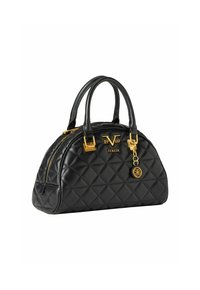 Gequilted zwarte leren handtas met gouden hardware, ronde vorm, dubbele handvatten en een decoratieve hanger met een logo en sleutelhanger.