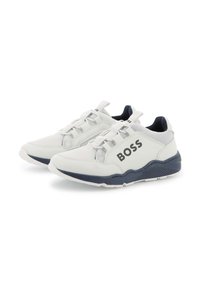 Des baskets blanches en mesh et cuir avec des accents navy et le logo BOSS. Présentent une semelle texturée et un système de laçage pour un maintien sécurisé.