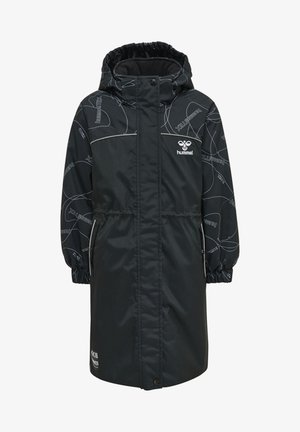 Sort lang frakke med hætte, prydet med et geometrisk hvidt mønster, elastiske manchetter og lynlåslommer på siden. Logo på brystet. Vandtæt materiale.