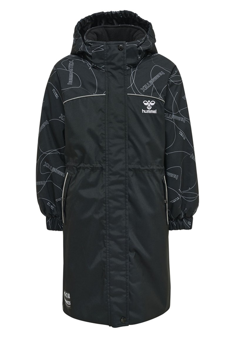 Sort lang frakke med hætte, prydet med et geometrisk hvidt mønster, elastiske manchetter og lynlåslommer på siden. Logo på brystet. Vandtæt materiale.