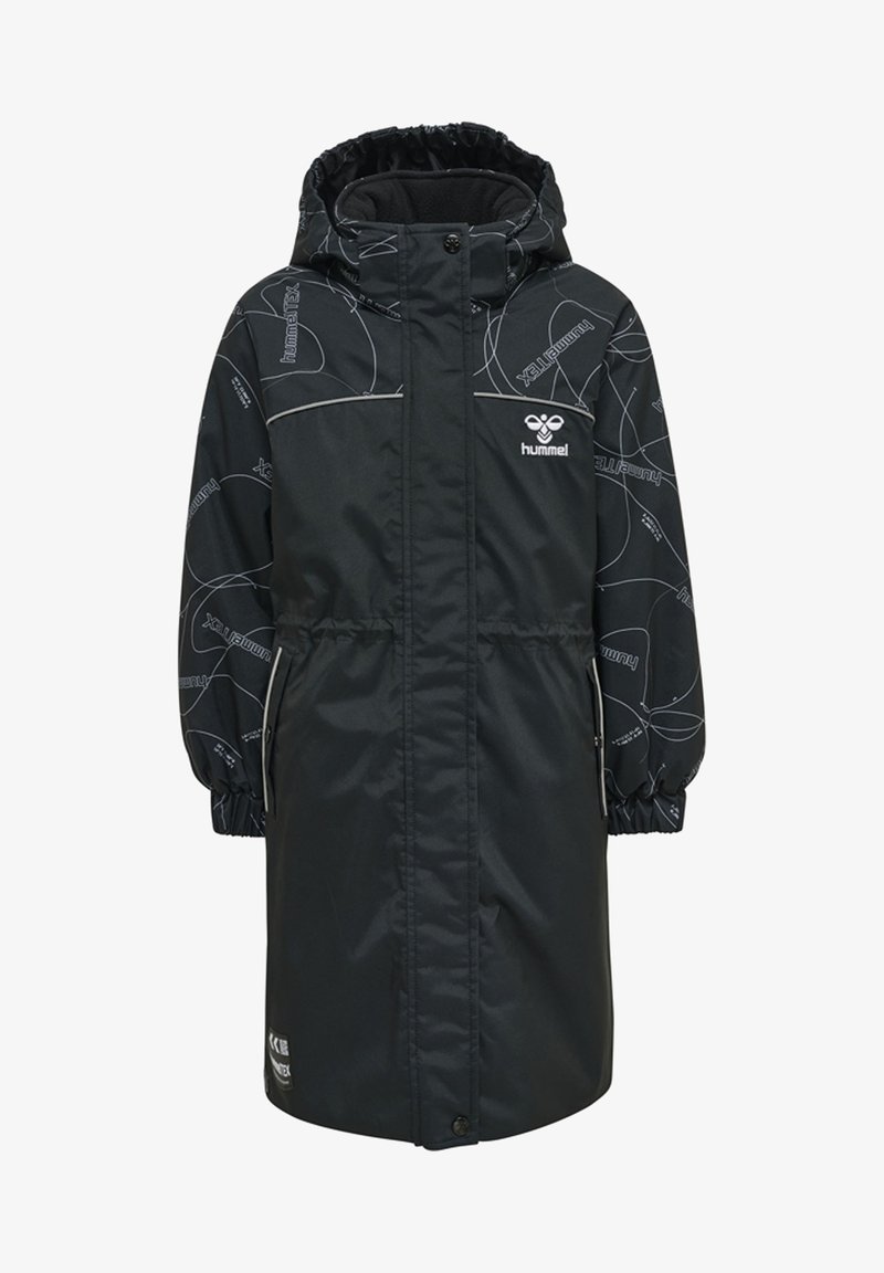 Sort lang frakke med hætte, prydet med et geometrisk hvidt mønster, elastiske manchetter og lynlåslommer på siden. Logo på brystet. Vandtæt materiale.