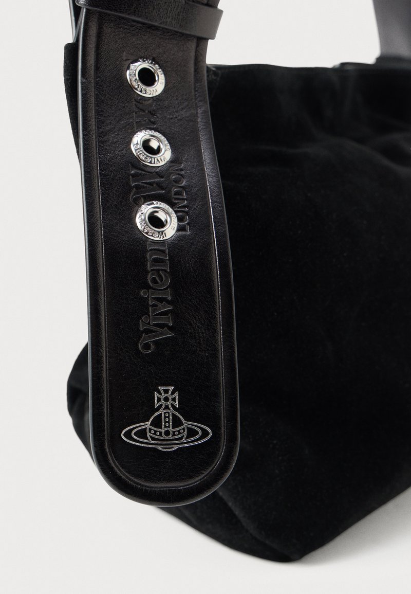 Svart läderrem med silverögon och präglad Vivienne Westwood-logotyp fäst vid svart mocka.