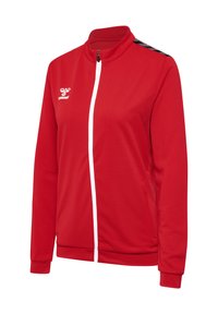 Rode sportjas met een witte ritssluiting over de volle lengte, lange mouwen, geribbelde boorden, klein logo op de linkerborst en zwarte details op de rechterschouder.