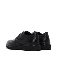Chaussures noires en cuir avec une tige texturée, des détails brogue et une semelle en caoutchouc durable. Possède un système de laçage traditionnel et un talon renforcé.