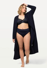 Dlouhý námořnický hábit vyrobený z měkké látky, otevřený přední design, zkombinovaný s krajkovou podprsenkou a vysokými kalhotkami, s uvolněným střihem a kapsami.