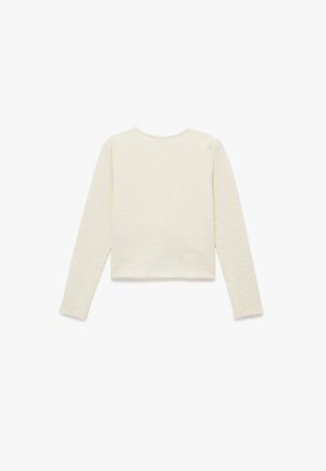 Pitkähihainen neulepusero teksturoidusta kermanvärisestä kankaasta; lyhennetty malli, jossa on pyöreä kaula-aukko, sileä helma ja yksinkertainen siluetti.