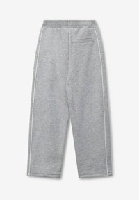 Grijze sweatpants met een losse pasvorm, voorzien van een drawstring taille, witte piping accenten en één achterzak. Glad stofoppervlak.