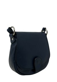 Borsa a tracolla in pelle blu scuro con forma arrotondata, dotata di chiusura a cappuccio, dettagli in metallo argentato e cuciture visibili.