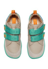 Helle beige und türkise Kinderschuhe mit Klettverschlüssen, Wildlederakzenten und orangefarbenen Ziehschlaufen. Sie verfügen über ein strukturiertes Design.