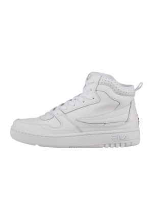 Hög vit sneaker gjord av slät läder med perforerade accenter, platta skosnören, vadderad krage och gummisula. Fila-logga på sidan.