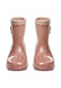 Pár lesklých růžových dětských gumáků s třpytkami, zdobených vroubkovaným lemováním a pásky kolem kotníků, zobrazených zepředu na bílém pozadí.