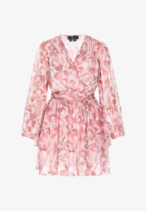 Virágmintás, könnyű anyagból készült ruha. Rózsaszín és barack árnyalatú akvarell mintával, hosszú ujjakkal, rakott derékkal és réteges szoknyával.