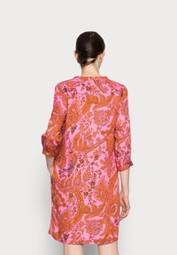 Emily van den Bergh Vapaa-ajan mekko - pink