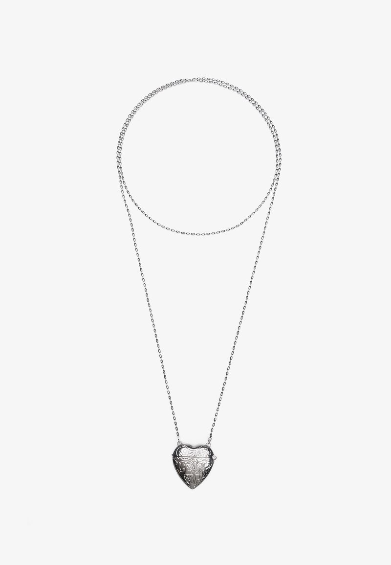 Zilveren hartvormige medaillon ketting met sierlijke gravures, hangend aan een fijne ketting, met een gepolijste metalen afwerking.