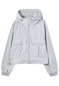 Ljusgrå vindjacka med huva, främre blixtlås, elastiska muddar och två fickor med klaff. Slät textur, avslappnad design.