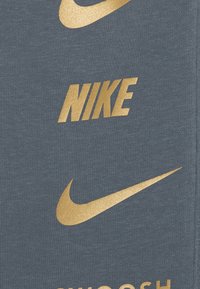Nike Sportswear PANT - Träningsbyxor - cool grey