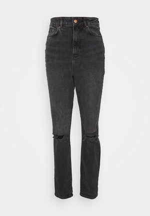 Vaqueros de mezclilla negros de talle alto con roturas desgastadas en las rodillas, estilo clásico de cinco bolsillos y cierre con botón de metal.