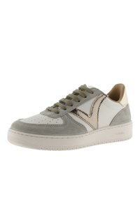 Baskets en cuir blanc avec des accents en daim gris, onglet de talon beige, pointe perforée et logo contrastant brodé sur le côté. Semelle en caoutchouc.