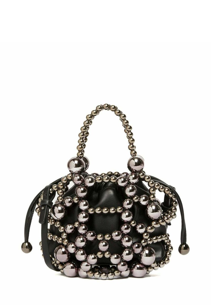 Borsa a tracolla nera in pelle decorata con perline sferiche metalliche, caratterizzata da un design arricciato e una maniglia corta, con una superficie texturizzata.
