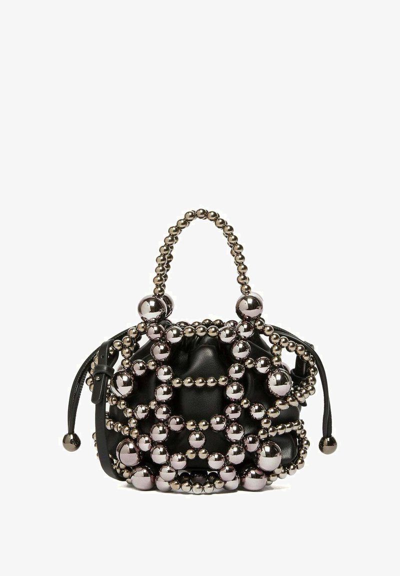 Sac à main en cuir noir orné de perles sphériques métalliques, présentant un design plissé et une poignée courte, avec une surface texturée.
