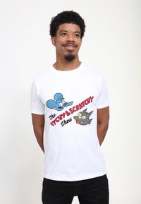 Weißes Baumwoll-T-Shirt mit einer grafischen Illustration einer blauen Maus und einer schwarzen Katze, begleitet von dem Text "Die ITCHY & SCRATCHY Show."