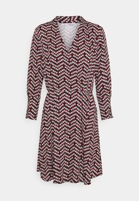 Robe rouge avec un motif en chevrons, présentant des accents floraux blancs et noirs, des manches longues et un décolleté en V. Le matériau semble léger.