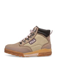 Beige und braune Fila High-Top-Sneaker mit einem Obermaterial aus strukturiertem Stoff, Gummisohle und Metall-Löchern. Verfügt über einen gepolsterten Schaft und ein Logodetail.
