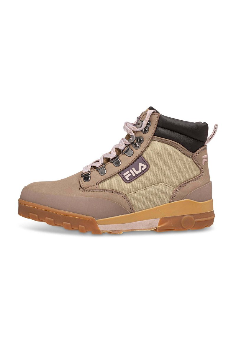 Beige und braune Fila High-Top-Sneaker mit einem Obermaterial aus strukturiertem Stoff, Gummisohle und Metall-Löchern. Verfügt über einen gepolsterten Schaft und ein Logodetail.
