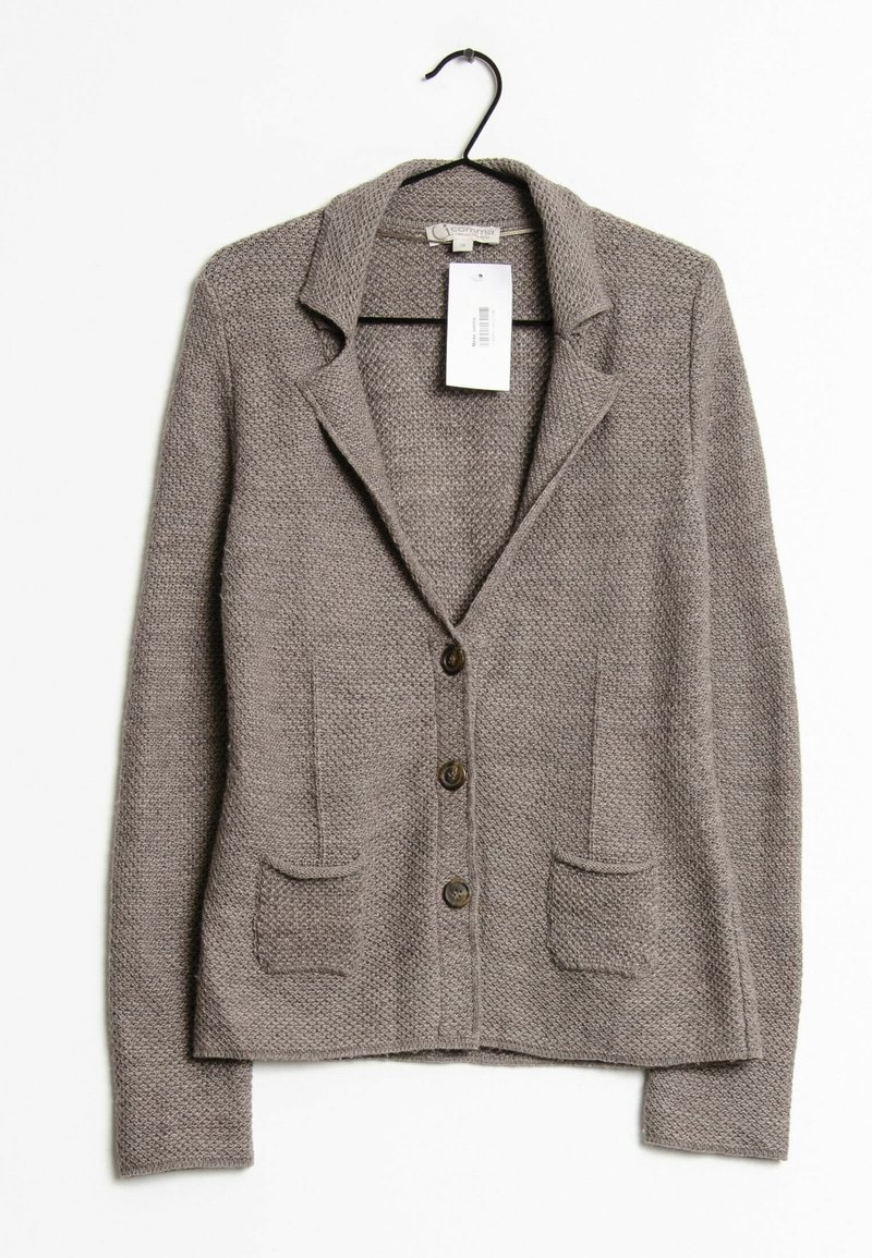 Blazer gris texturizado con solapa, tres botones de madera y dos bolsillos frontales. Cuelga de un gancho negro con una etiqueta de precio adjunta.