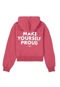 Sudadera cropped de color rosa con capucha en la parte delantera, puños y dobladillo acanalados. Presenta texto blanco: “HAZTE ORGULLOSO” y “GARICA” en la parte posterior.