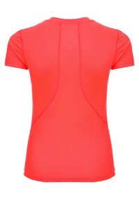 Lyhythihainen urheilusoppa kirkkaassa korallinvärissä, jossa on teksturoitu kangas ja ompeluyksityiskohtia selässä, suunniteltu mukavuutta ja liikettä varten.