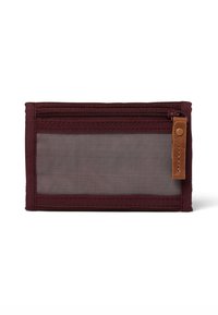 Portefeuille en tissu bordeaux avec un panneau en maille transparente. Il dispose d'une fermeture éclair supérieure et d'un accent en cuir marron avec un bouton pression.