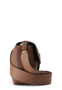 Borsa a tracolla in pelle marrone con superficie testurizzata, accessori dorati e una larga tracolla regolabile con perforazioni per la regolazione della misura.