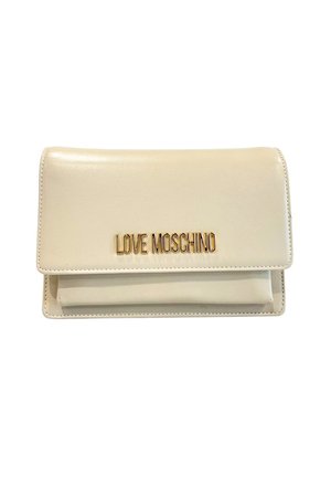 Portafoglio in similpelle color crema con logo dorato "LOVE MOSCHINO". Presenta una chiusura con pattina e cuciture visibili lungo i bordi.
