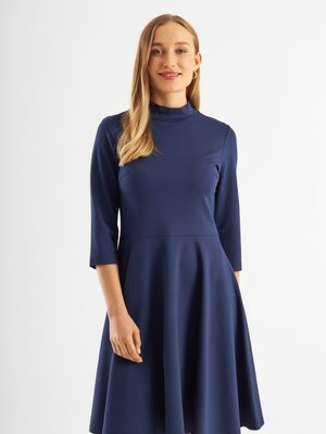 Navyblaue Langarmkleid mit Mock-Neckline, figurbetontem Oberteil und schwingendem Rock. Glatte Textur mit klassischem Schnitt.