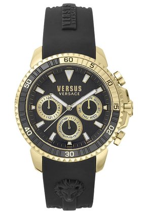 Montre Versus Versace avec un bracelet en caoutchouc noir, un boîtier en acier inoxydable doré, un cadran noir texturé et des sous-cadrans chronographes.