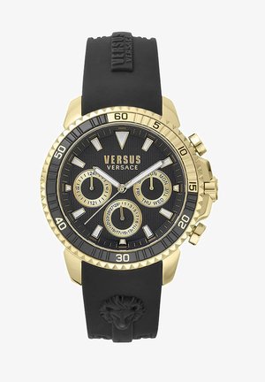 Hodinky Versus Versace s čiernym gumovým remienkom, puzdrom z pozlátenej nehrdzavejúcej ocele, textúrovaným čiernym číselníkom a chronografickými subčíselníkmi.