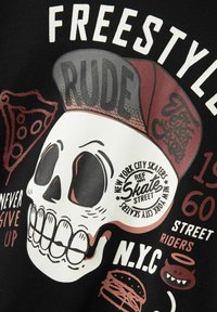 T-shirt graphique noir avec un crâne portant un chapeau, des illustrations de pizza et de burger. Le texte comprend "Freestyle", "Rude" et "NYC".