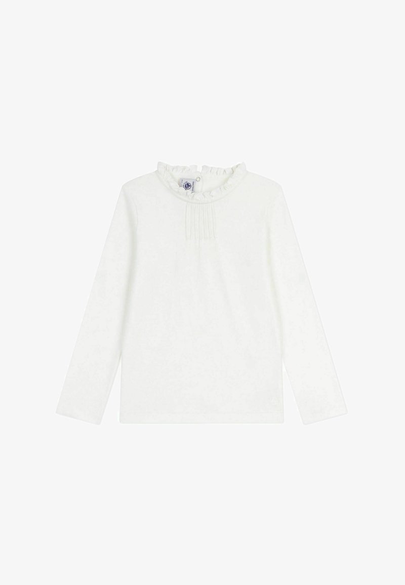 Langärmliges weißes Oberteil mit einem Rüschensaum, vorderen Falten und einem Etikett. Weicher Stoff mit glatter Textur, schlichtes und sauberes Design.