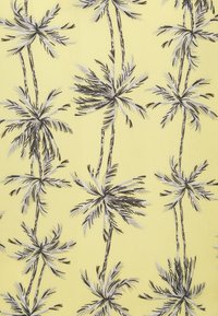 Tessuto giallo con un motivo ripetuto di palme nere e grigie, caratterizzate da fronde intricate e tronchi texturizzati.