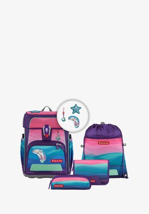 Rucksack-Set mit einem lila-rosafarbenen Farbverlauf und maritimen Akzenten. Enthält einen Rucksack, eine Zugtasche, ein Federmäppchen und ein Portemonnaie.