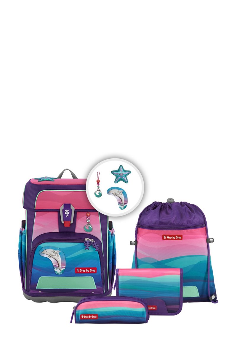 Rucksack-Set mit einem lila-rosafarbenen Farbverlauf und maritimen Akzenten. Enthält einen Rucksack, eine Zugtasche, ein Federmäppchen und ein Portemonnaie.