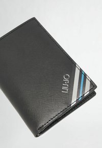 Schwarze Lederbörse mit strukturiertem Finish, ausgestattet mit blauen und grauen Streifen. Das Logo ist in Silber auf der Vorderseite aufgedruckt.