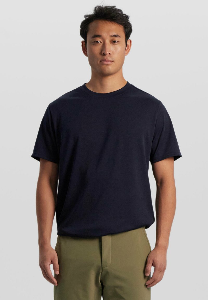 Sepiia NON IRON STAIN REPELLENT - T-Shirt basic - dark blue/dunkelblau ...