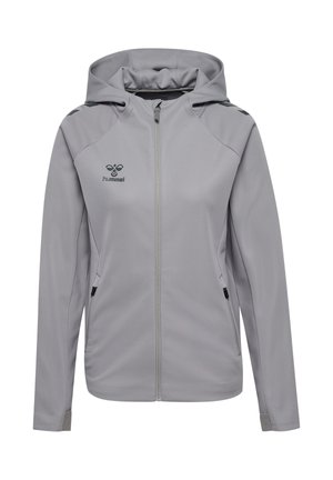 Chaqueta gris claro con cremallera y capucha, con una textura suave, bolsillos laterales y un pequeño logo en el pecho.