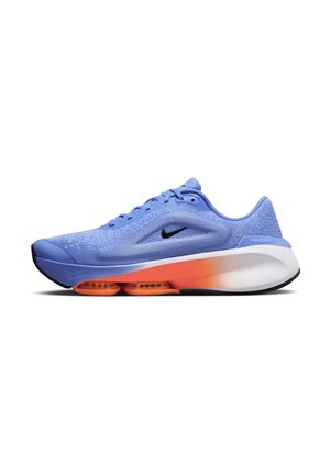 Hellblauer Nike-Laufschuh mit schwarzem Swoosh, weißer Zwischensohle und sichtbarer oranger Luftdämpfung unter Ferse und Vorfuß.